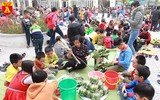 Học sinh Hà Nội thích thú gói bánh chưng ngày Tết